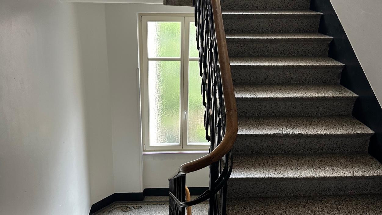 escalier d&#039;immeuble